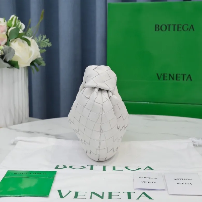 Batch 1120 BV Bottega Veneta's new early spring women's MINI JODIE handbag BV bag 🔥The new method is based on the original rounded corners, knotted with classic woven leather round hobo bag, The most iconic triangular pull-out design, using sheepskin draped soft shape, is super suitable for concave shapes~ Jodie feels really gentle to people, and is definitely the best item for daily matching. It has the same weave, new elements and twists, is compact and versatile, and is the new favorite of street style Internet celebrities! Dimensions: 23x28x8 Model: 6699-1